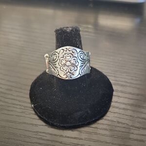 Elegant Silver Floral Ring